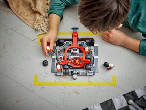 Lego F1® Pit Stop & Pit Crew with Ferrari Car 60443