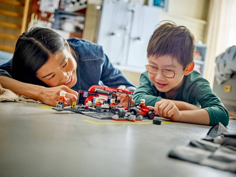 Lego F1® Pit Stop & Pit Crew with Ferrari Car 60443