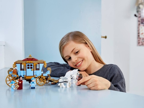 Lego Beauxbatons’ Carriage: Arrival at Hogwarts™ 75958