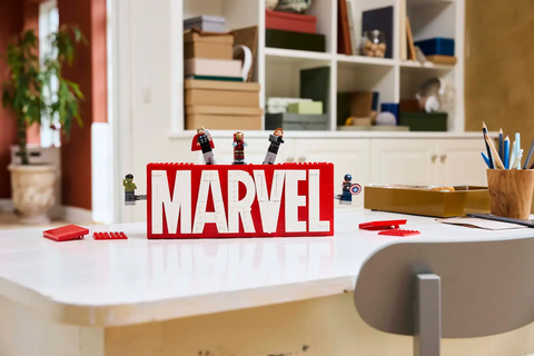 LEGO Marvel MARVEL Logo & Minifigures 76313