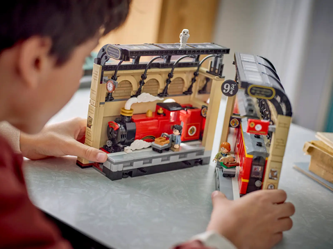 LEGO Book Nook: Hogwarts™ Express 76450