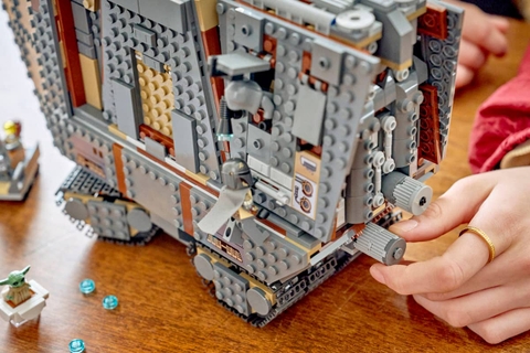 LEGO Star Wars Offworld Sandcrawler™ and Mudhorn 75453