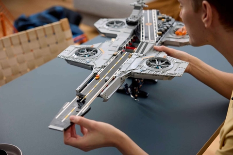 LEGO S.H.I.E.L.D. Helicarrier 76354