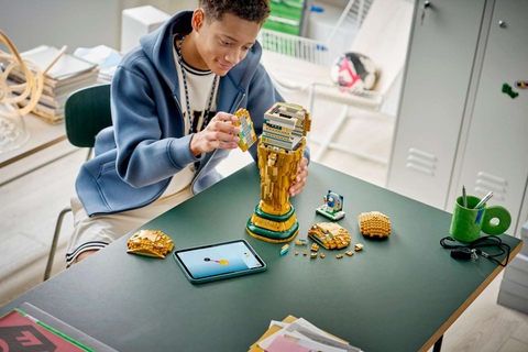 LEGO FIFA World Cup™ Official Trophy 43020