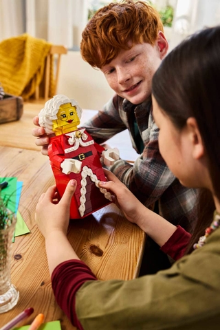 Lego Up-Scaled Mrs. Claus Minifigure 40875