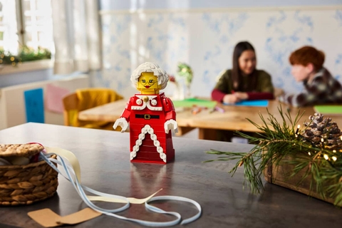 Lego Up-Scaled Mrs. Claus Minifigure 40875