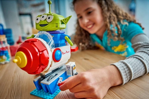 LEGO Disney Alien with Pizza Planet Rocket Ride 43307
