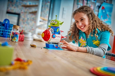 LEGO Disney Alien with Pizza Planet Rocket Ride 43307