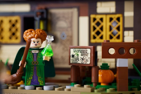 LEGO Disney Hocus Pocus: The Sanderson Sisters' Cottage 21341