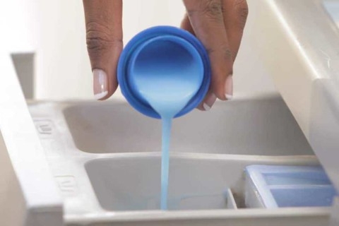 Thời điểm nào nên đổ nước xả vải vào máy giặt?