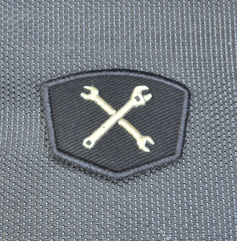 BADGE 02 CỜ LÊ (ĐEN CHỈ KEM)