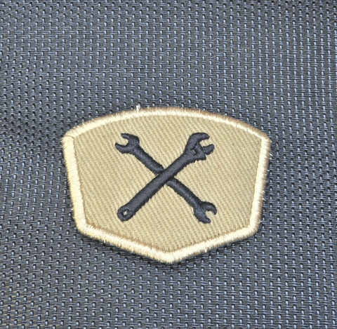 BADGE 01 CỜ LÊ (KEM CHỈ ĐEN)