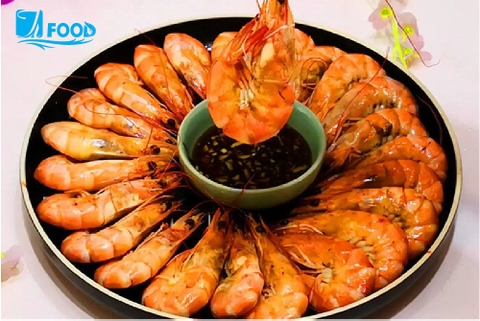 Luộc tôm nên dùng nước sôi hay nước lạnh?