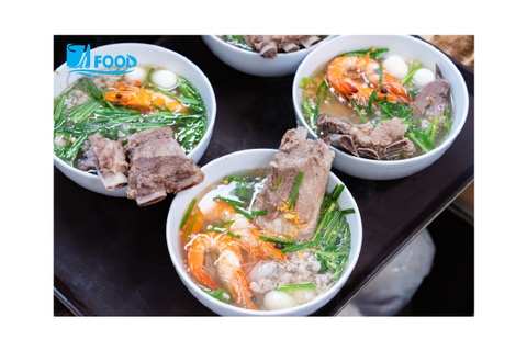 Ngồi chờ 30 phút để thưởng thức hủ tiếu giá 100.000 đồng