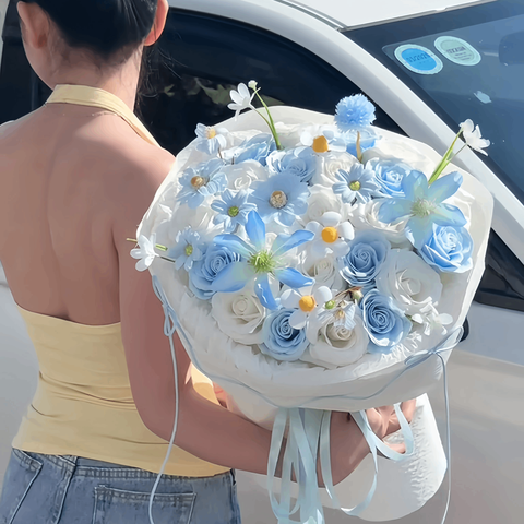 Bó Hoa Sáp Màu Trắng Mix Xanh Dương Dáng Tròn – Vẻ Đẹp Thanh Lịch