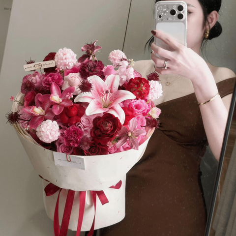 Bó Hoa Sáp Mix Đỏ Đậm Dáng Tròn – Gói Trọn Yêu Thương
