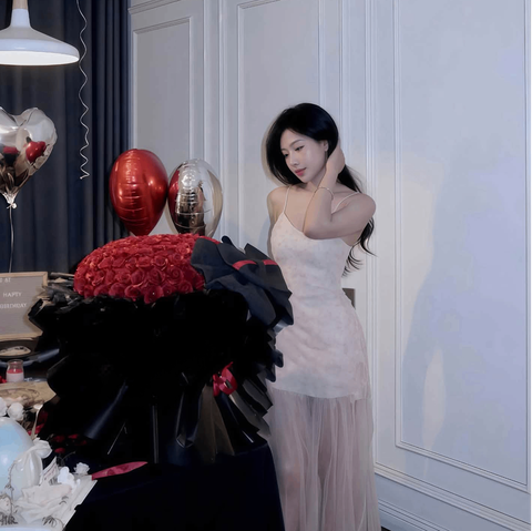 Bó Hoa Sáp Màu Đỏ 99 Bông – Bó Hoa Hồng Sáp Lãng Mạn