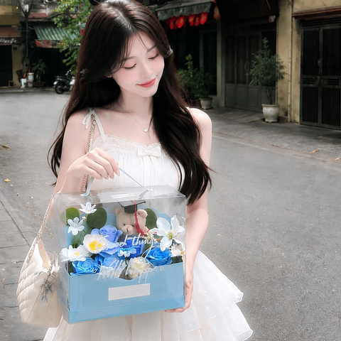 Hộp Hoa Sáp Màu Xanh Dương Kèm Gấu Cử Nhân Tốt Nghiệp – Món Quà Chúc Mừng Thành Công
