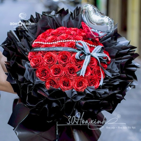 Bó hoa hồng nhũ đỏ giấy đen