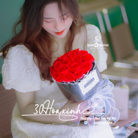 Bó hoa sáp màu đỏ tặng kèm túi và thiệp