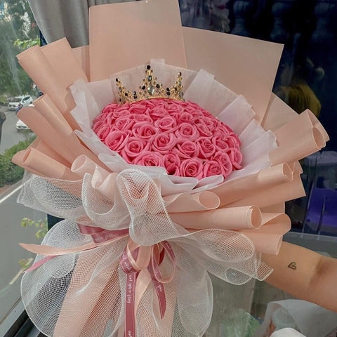Bó hoa sáp màu hồng kèm vương miện