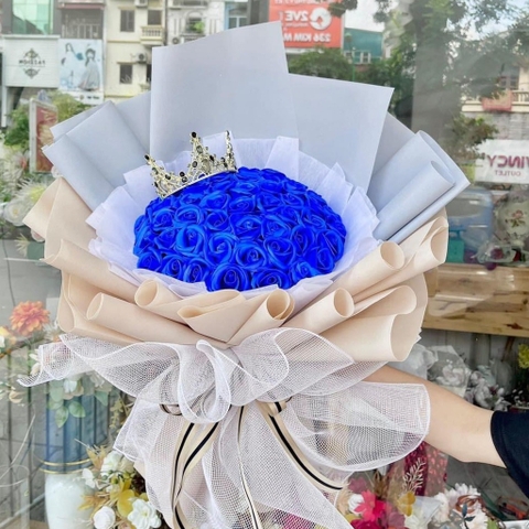 Bó hoa sáp màu xanh tặng kèm vương miện