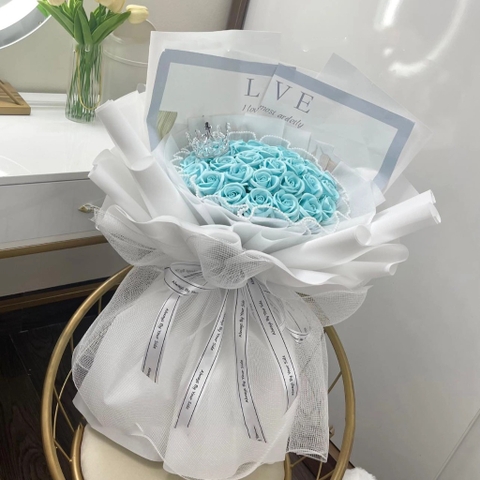 Bó hoa sáp màu xanh tặng vương miện