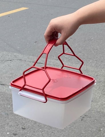 Hộp Trữ Mát Tupperwae Jumbo Goody Box With Cariolie 4L- Vuông Nắp Đỏ Có Quai Xách - Tupperware Chính Hãng