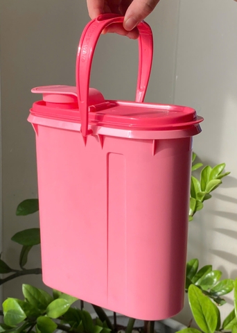 Bình Nước  Tupperware Beverage Buddy 1.9L- Mang Đi  Dạng Hộp Có Quai Xách  Kèm Quà Tặng Hộp Vuông - Tupperware Malaysia Chính Hãng