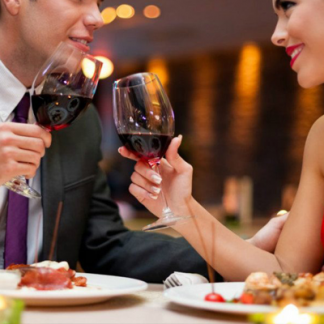 Bạn có biết cách cầm ly uống rượu vang đúng chuẩn là như thế nào?