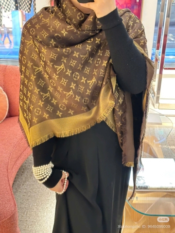 Khăn Louis Vuitton