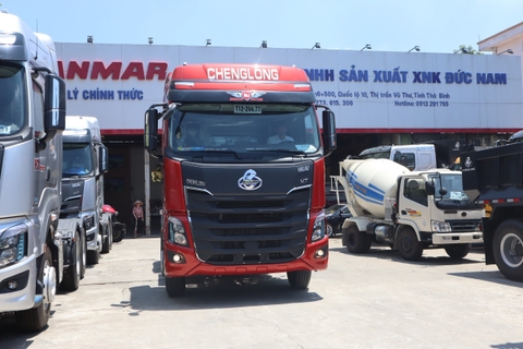 XE ĐẦU KÉO CHENGLONG 420HP ( Cầu Láp)- Đời mới Giằng V