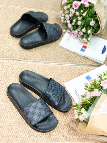 Dép Bánh Mì Adidas Adilette ĐEN LOGO NỔI JR3623