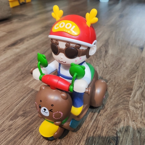 Đồ chơi em bé lái xe đạp 3 bánh quay 360 độ có đèn nhạc vui nhộn cho bé đồ chơi shipper bé trai đi xe xích lô biểu diễn