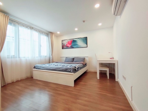 801 (Lake Balcony) • Spring Suites 20 Pham Huy Thong