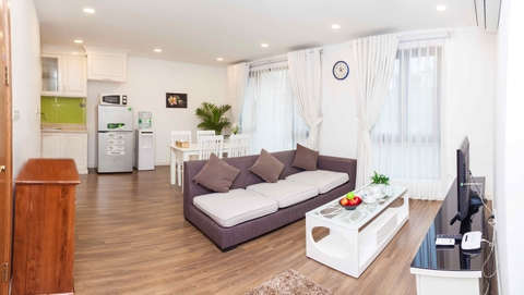 202 • Spring Suites 20 Phạm Huy Thông (Lake Balcony)