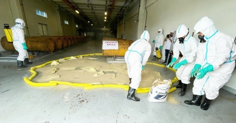 Tập huấn ứng phó sự cố máy móc tràn dầu trong nhà xưởng, khó chứa xăng dầu