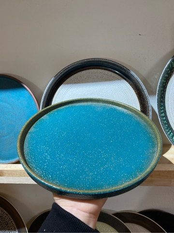 Dĩa tròn vành đứng 22cm xanh ngọc bích viền nâu phun hạt