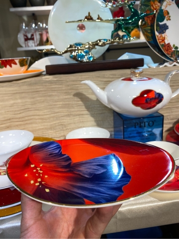 Đĩa để khăn hoa đỏ