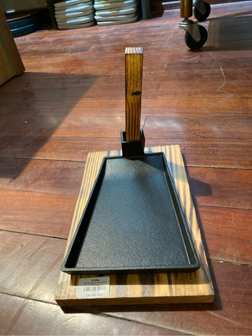 Bản Gang Hình Xẻng Đế Gỗ 20x15cm