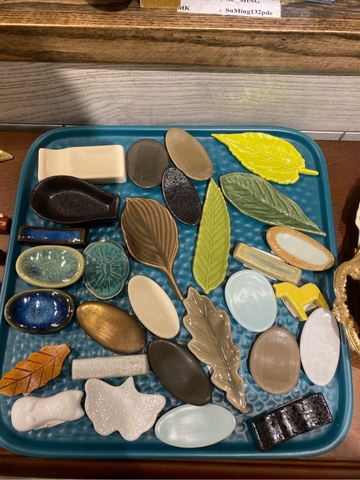 Gác đũa sứ hình lá