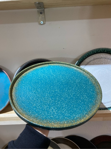 Dĩa tròn vành đứng 26cm xanh ngọc bích viền nâu phun hạt