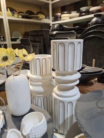 Lọ hoa trắng kẻ đen