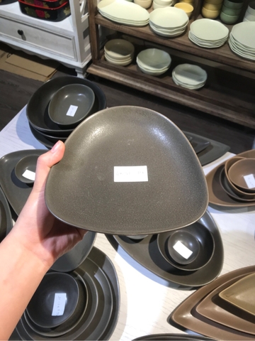 Dĩa tam giác 18x17x3cm màu đen trổ (matte)