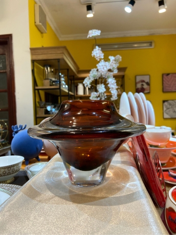 Lọ hoa sáng tạo đỏ nâu