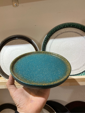 Dĩa tròn vành đứng 18cm xanh ngọc bích viền nâu phun hạt