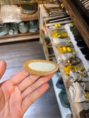 Gác đũa 6.5cm Oval xanh ngọc matte viền nâu (HĐ)