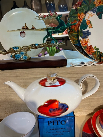 Nắp ấm hoa đỏ