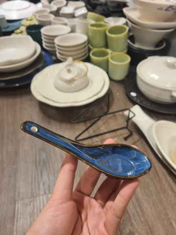 Muỗng cơm 13cm xanh viền nâu