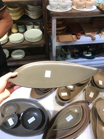 Dĩa dài 39.5x17cm màu đen trổ (matte)